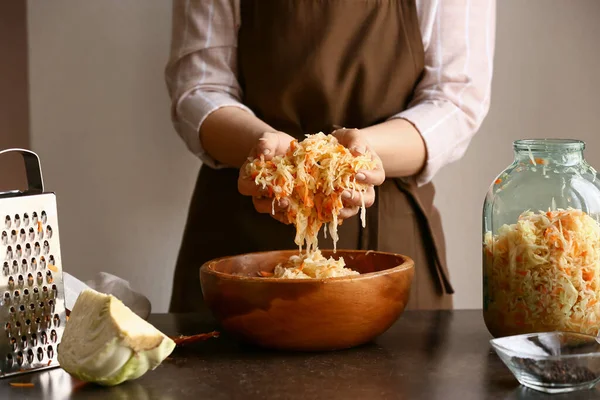 Kvinna Förbereder Välsmakande Surkål Vid Bordet Köket Närbild — Stockfoto