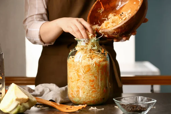 Frau Legt Leckeres Sauerkraut Glasgefäß Auf Tisch Küche Nahaufnahme — Stockfoto