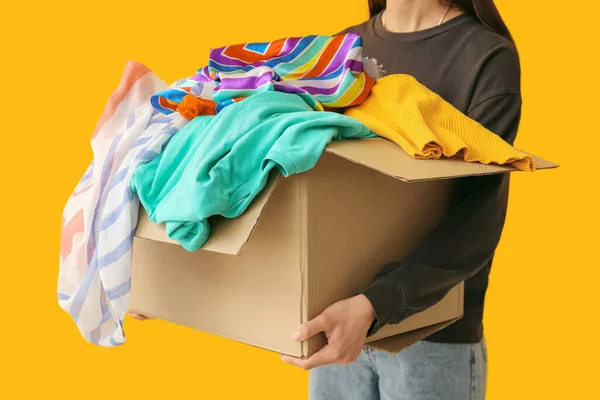 Kobieta Szafa Pudełko Ubraniami Tle Koloru — Zdjęcie stockowe