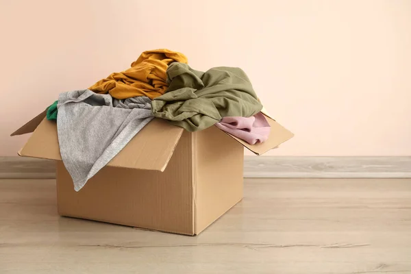 Caixa Guarda Roupa Com Roupas Perto Parede Cor — Fotografia de Stock