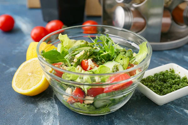 Schaal Met Smakelijke Salade Pesto Saus Kleur Achtergrond — Stockfoto