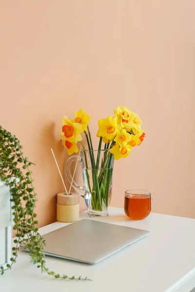 Stylish Workplace Laptop Beautiful Daffodils Color Background — Stock Photo, Image