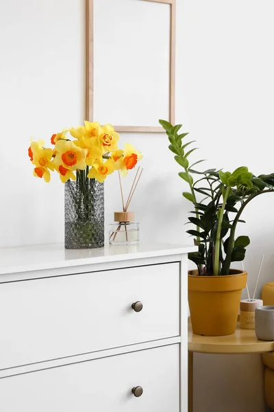 Vase Avec Des Fleurs Narcisse Sur Commode Dans Chambre — Photo