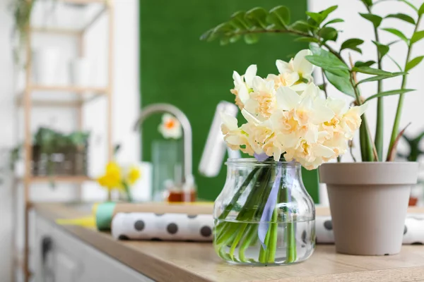 Vase Narcissus Flowers Table Flower Workshop — Stock Photo, Image