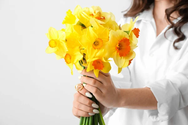 Young Woman Beautiful Bouquet Narcissus Flowers Light Background — Stock Photo, Image