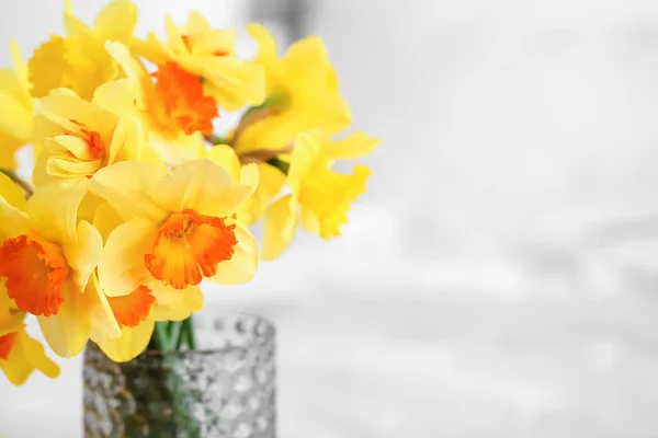 Vas Med Narcissus Blommor Närbild — Stockfoto