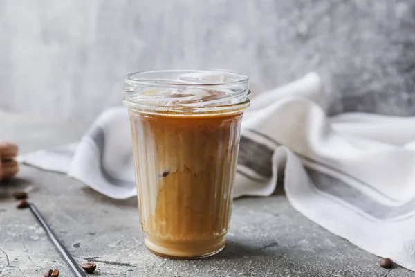 Bicchiere Caffè Ghiaccio Con Latte Sfondo Grunge — Foto Stock