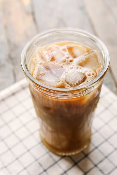 Segelas Kopi Dengan Latar Belakang Kayu Tutup — Stok Foto