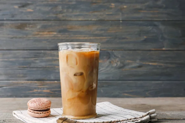 Segelas Kopi Dengan Susu Dan Makaroon Pada Latar Belakang Kayu — Stok Foto