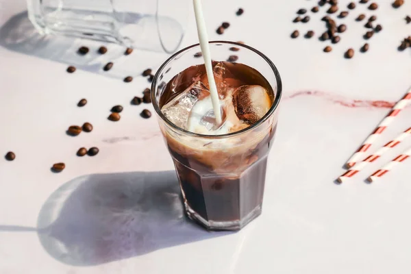 Gieten Van Melk Glas Hete Koffie Met Ijs Lichte Achtergrond — Stockfoto
