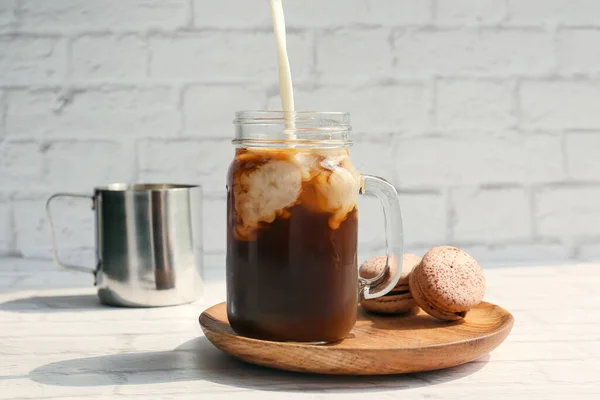 Pouring Milk Mason Jar Hot Coffee Macaroons Light Background — Stock Photo, Image