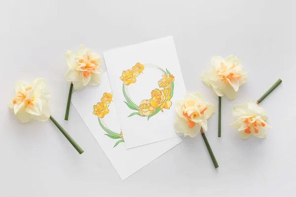 Krásné Narcisy Blahopřání Bílém Pozadí — Stock fotografie