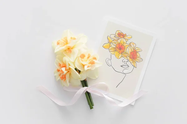 白い背景に美しい水仙とグリーティングカード — ストック写真