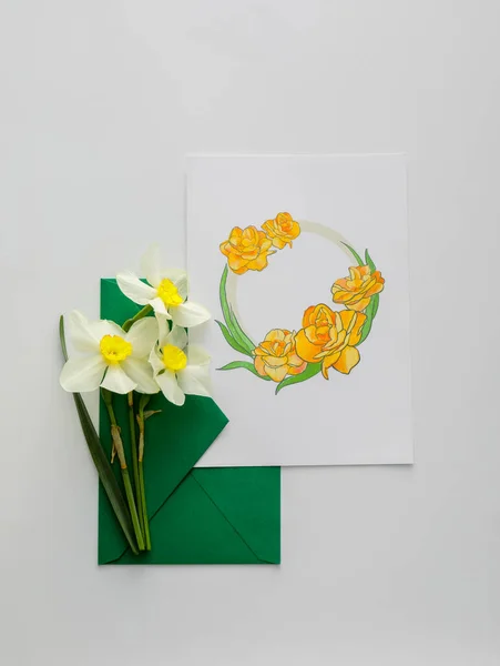 Красиві Нарциси Вітальна Листівка Білому Тлі — стокове фото