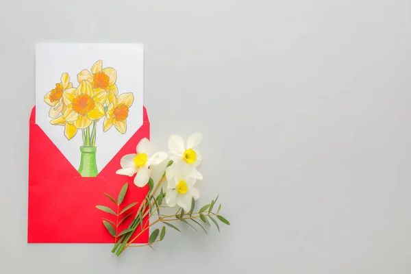 Gyönyörű Nárcisz Boríték Üdvözlőkártyával Fehér Alapon — Stock Fotó