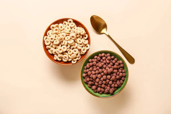 Cuencos Con Sabrosos Cereales Sobre Fondo Color —  Fotos de Stock