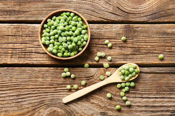 Tigela Colher Com Ervilhas Verdes Congeladas Fundo Madeira — Fotografia de Stock