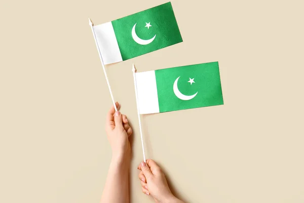 Ženské Ruce Pákistánskými Vlajkami Barevném Pozadí — Stock fotografie