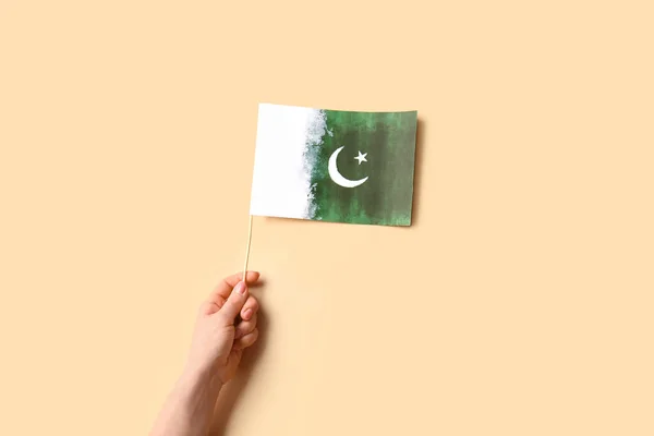 Žena Ruka Pákistánskou Vlajkou Barevném Pozadí — Stock fotografie
