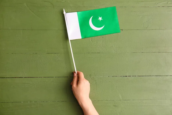 Kvinna Hand Med Pakistan Flagga Färg Trä Bakgrund — Stockfoto