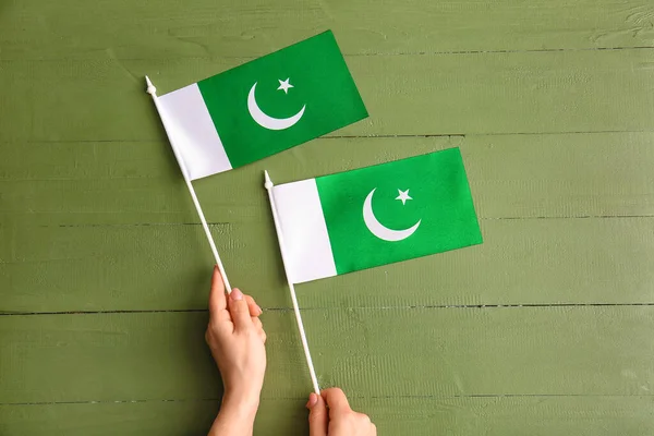 Ženské Ruce Pákistánskými Vlajkami Barevném Dřevěném Pozadí — Stock fotografie