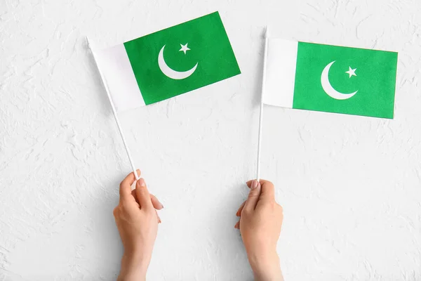 Ženské Ruce Pákistánskými Vlajkami Světlém Pozadí — Stock fotografie