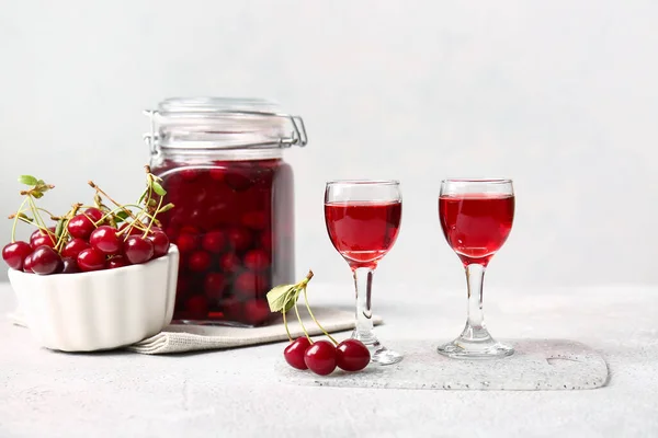 Glasögon Söta Körsbär Vin Ljus Bakgrund — Stockfoto