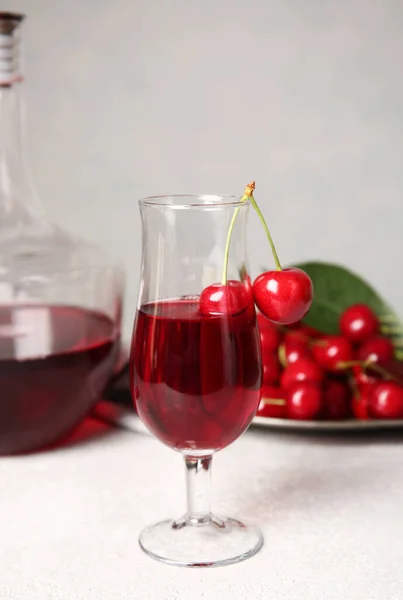 Bicchiere Vino Dolce Ciliegia Sfondo Chiaro — Foto Stock