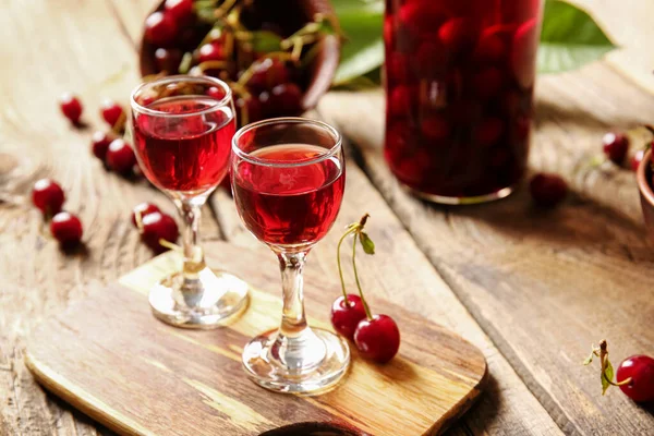 Bicchieri Vino Dolce Ciliegia Sfondo Legno — Foto Stock