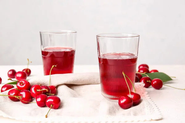 Vasos Vino Dulce Cereza Sobre Fondo Claro —  Fotos de Stock