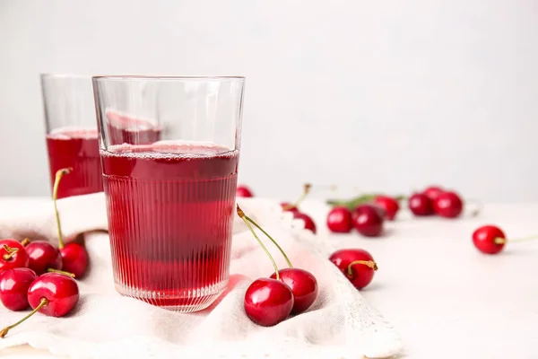 Vasos Vino Dulce Cereza Sobre Fondo Claro —  Fotos de Stock