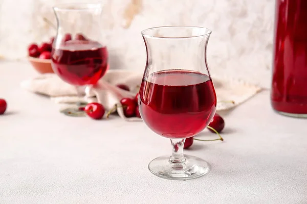 Glasses Sweet Cherry Wine Light Background — Stock Photo, Image