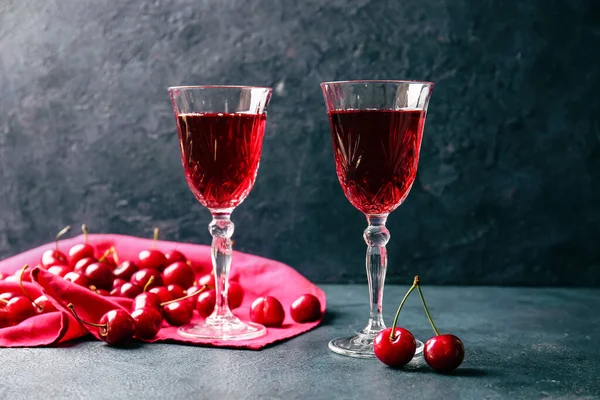 Vasos Vino Dulce Cereza Sobre Fondo Oscuro —  Fotos de Stock