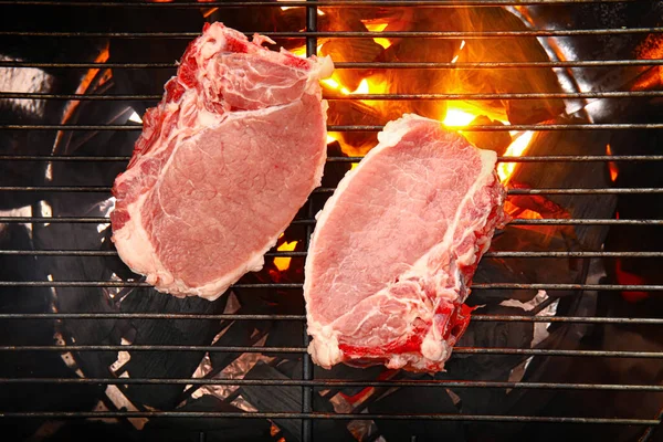 Churrasqueira Com Carne Crua Vista Superior — Fotografia de Stock