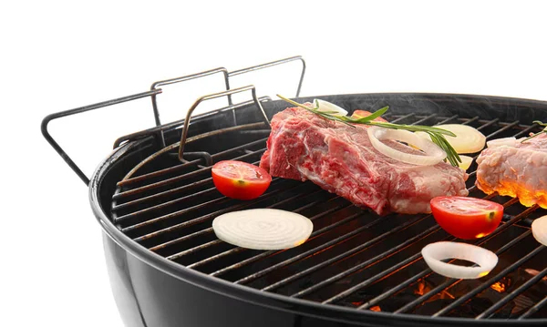 Grill Mit Rohem Fleisch Und Gemüse Auf Weißem Hintergrund — Stockfoto