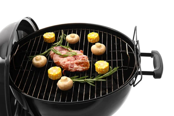 Barbecue Con Carne Cruda Mais Funghi Sfondo Bianco — Foto Stock