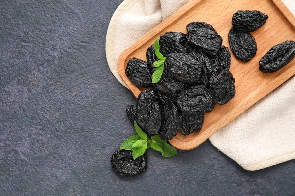 Board Tasty Prunes Dark Background — Stock Photo, Image