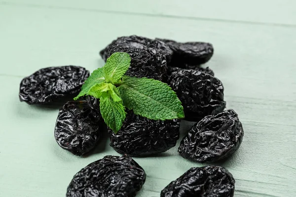 Tasty Prunes Color Wooden Background Closeup — Stock Photo, Image