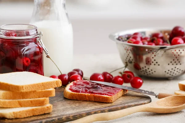 Pan Con Sabrosa Mermelada Cereza Mesa — Foto de Stock