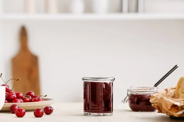 Tarro Con Sabrosa Mermelada Cereza Mesa —  Fotos de Stock