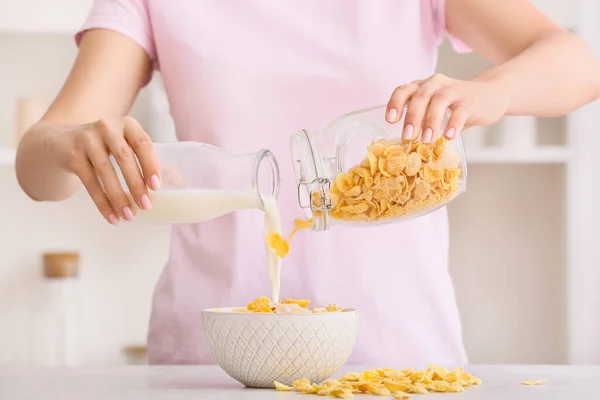 Mujer Preparando Sabroso Desayuno Con Copos Maíz Cocina — Foto de Stock