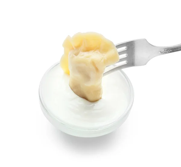 叉子配上美味的饺子和酱汁 背景为白色 — 图库照片