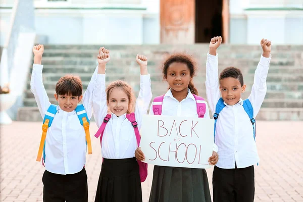 밖으로 학교로 돌아가는 문자가 포스터를 귀여운 어린이들 — 스톡 사진