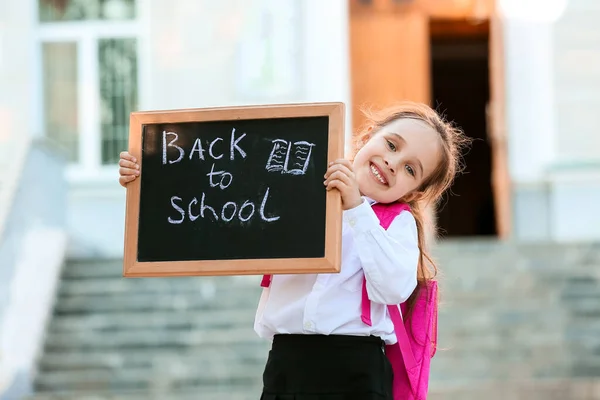 Linda Niña Sosteniendo Pizarra Con Texto Volver Escuela Aire Libre — Foto de Stock