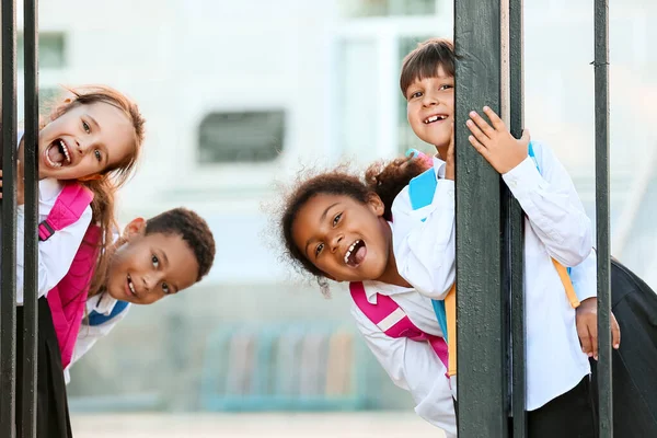 Schattige Kleine Leerlingen Buurt Van Schoolingang Buiten — Stockfoto