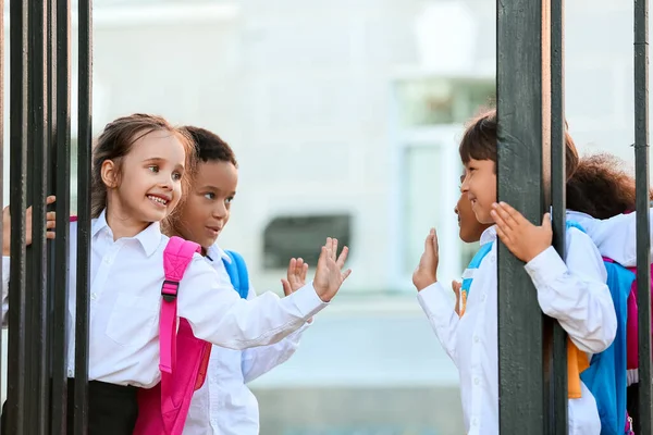 Söta Små Elever Nära Skolans Ingång Utomhus — Stockfoto