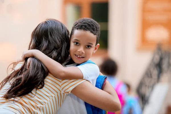 Pequeño Niño Abrazando Madre Antes Escuela — Foto de Stock