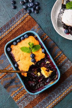 Koyu arkaplanda yabanmersinli turta pişirme