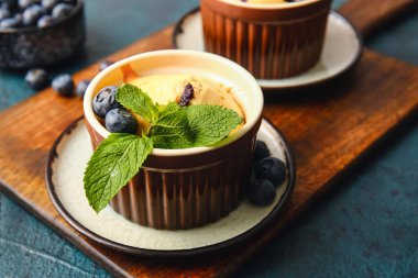 Koyu arkaplanda yabanmersinli turta ile Ramekin, yakın plan.