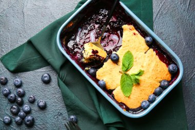 Koyu arkaplanda yabanmersinli turta pişirme